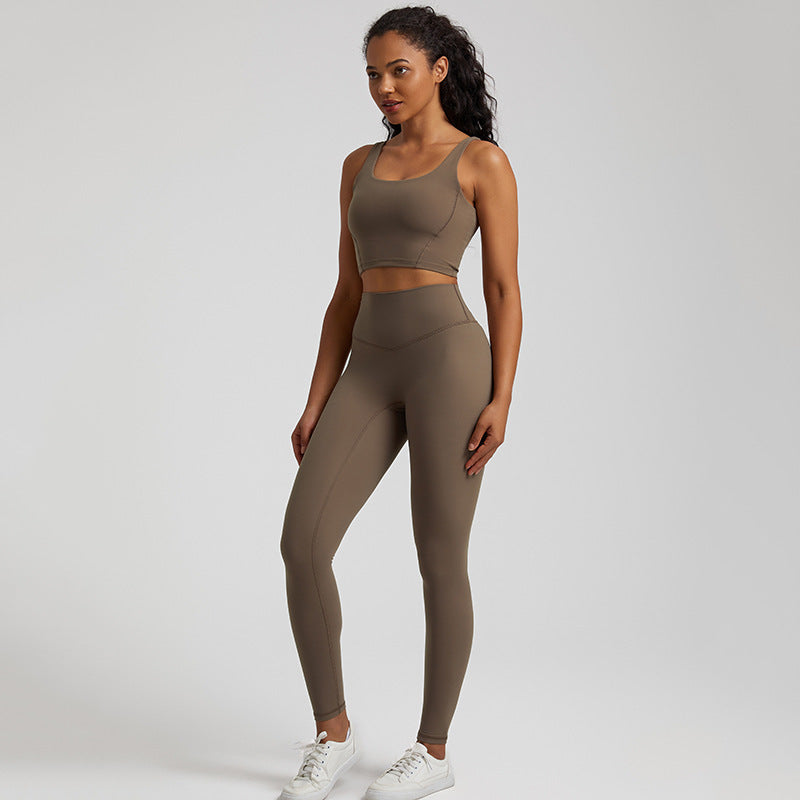 Flattering Nylon Activewear Set with Scoop Neck Sports Bra and High-Waisted Leggings