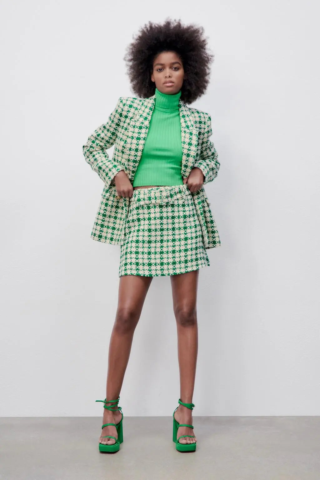 Chic Green and White Plaid Textured Mini Skirt with Elegant Buckle Detail