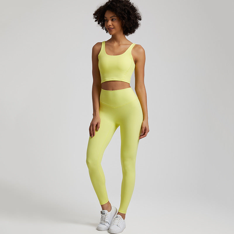 Flattering Nylon Activewear Set with Scoop Neck Sports Bra and High-Waisted Leggings
