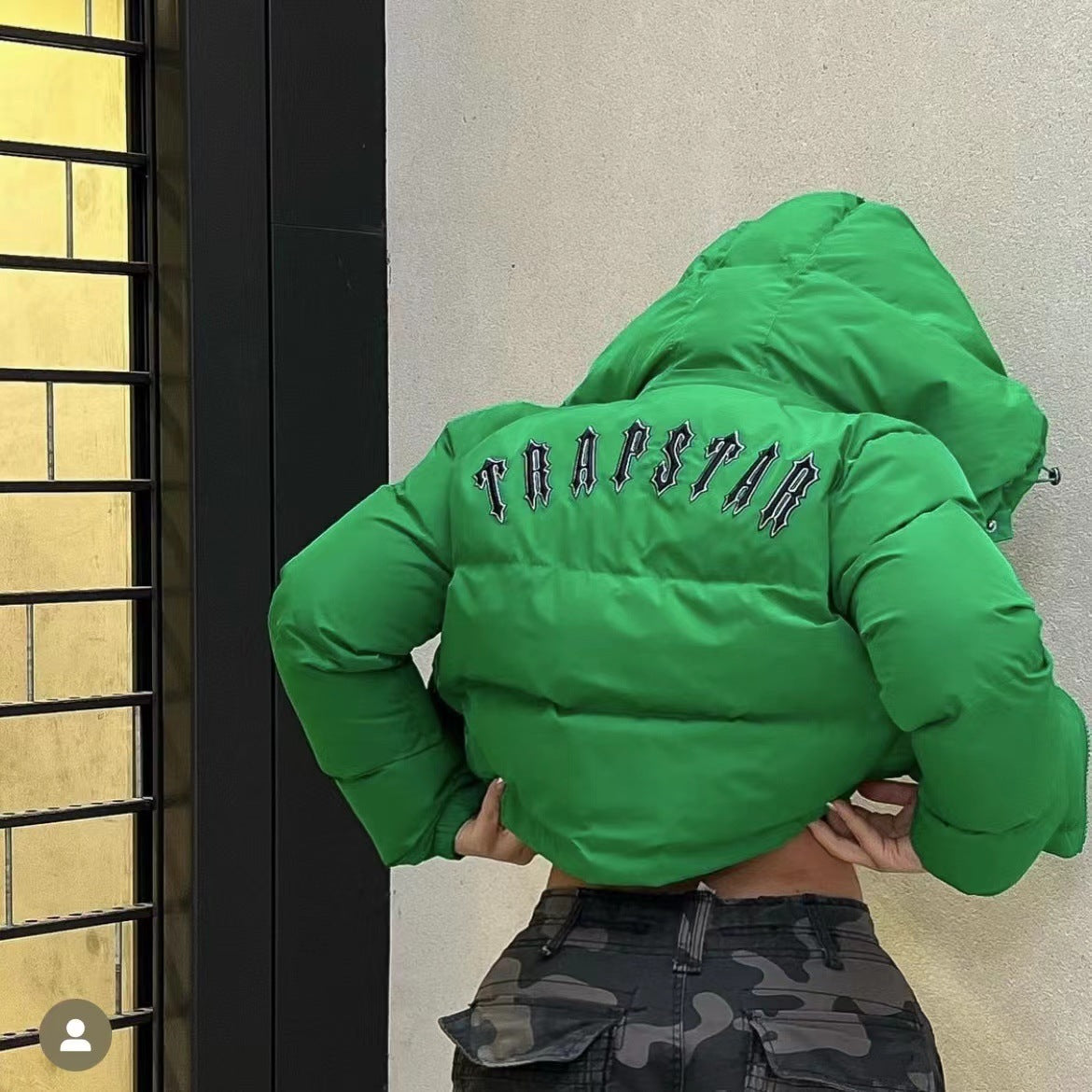 Fashionable Cropped Puffer Jacket with Cozy Hood and Warm Cotton Padding