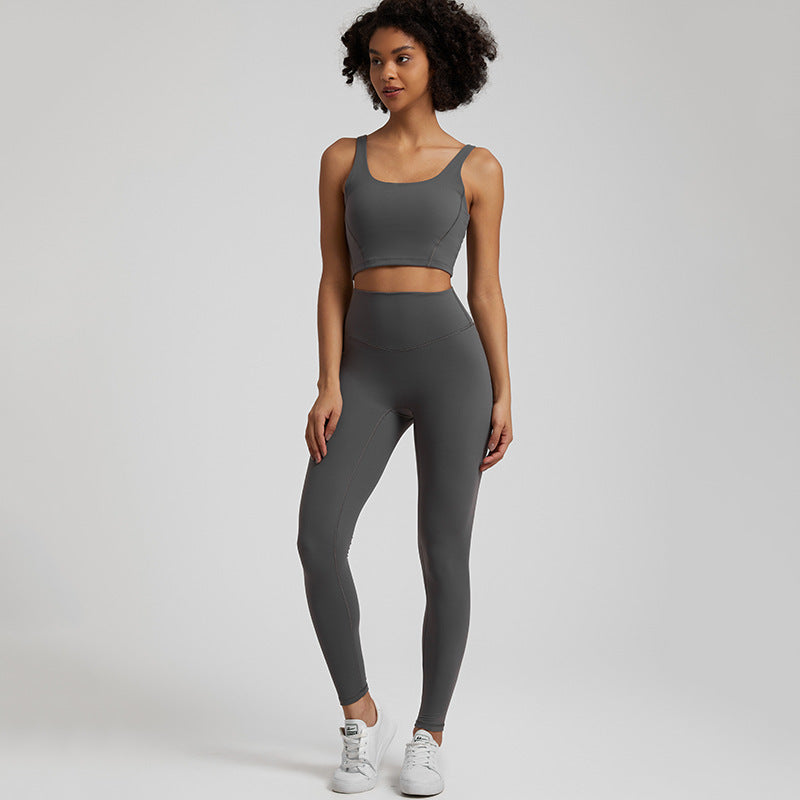 Flattering Nylon Activewear Set with Scoop Neck Sports Bra and High-Waisted Leggings