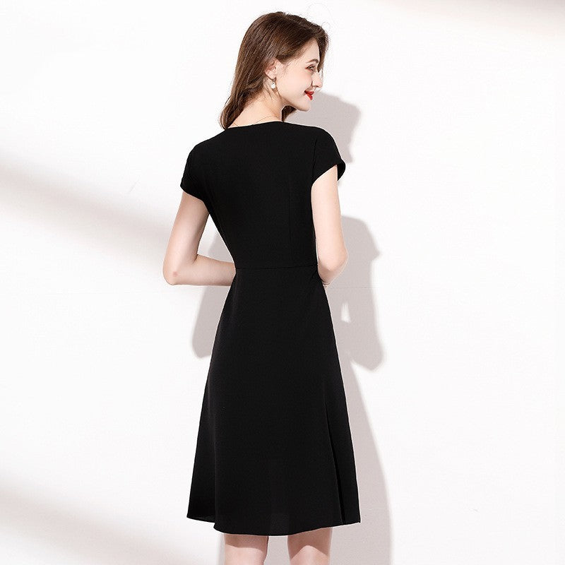 Elegant Gradient Pleated V-Neck Black Dress with Short Sleeves