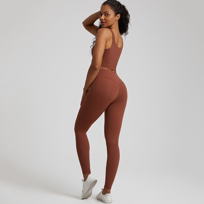 Flattering Nylon Activewear Set with Scoop Neck Sports Bra and High-Waisted Leggings