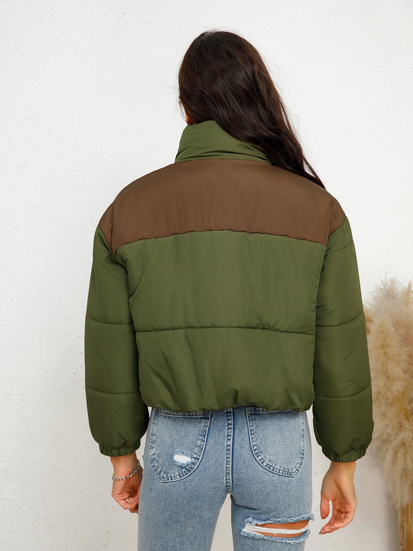 Chic Two Tone Cropped Puffer Jacket with Stand Collar and Functional Pockets