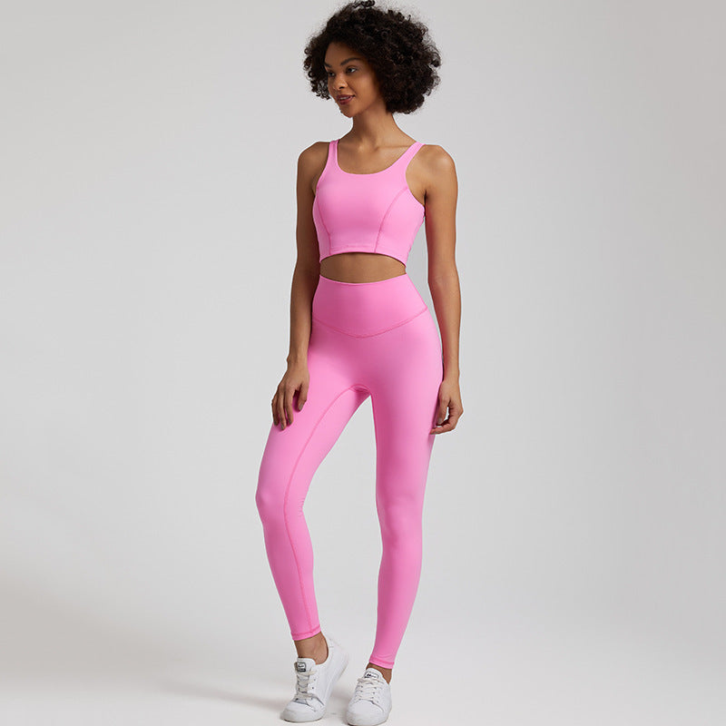 Flattering Nylon Activewear Set with Scoop Neck Sports Bra and High-Waisted Leggings