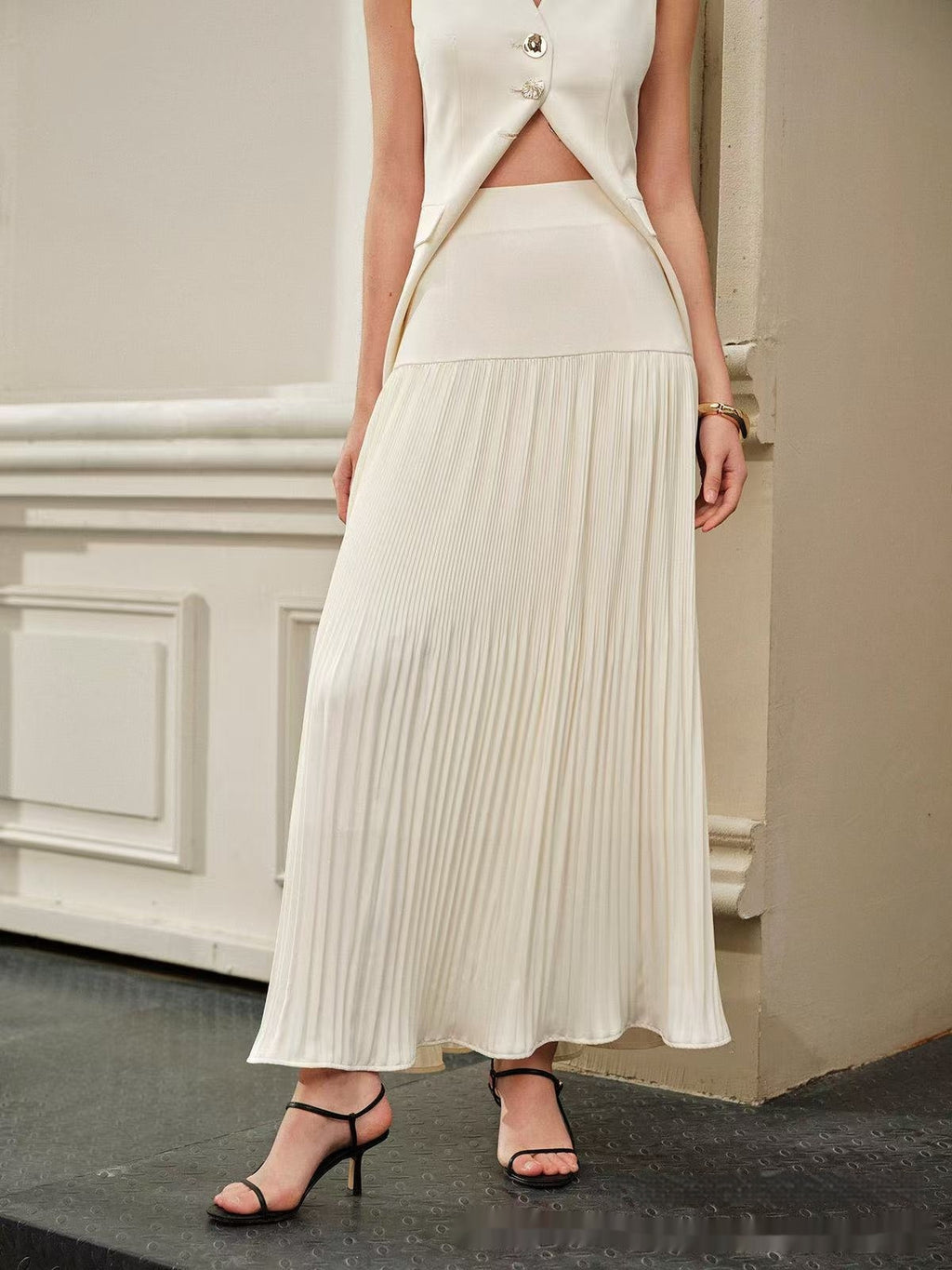 Elegant Flowy Pleated Maxi Skirt in Pristine White Solid Color