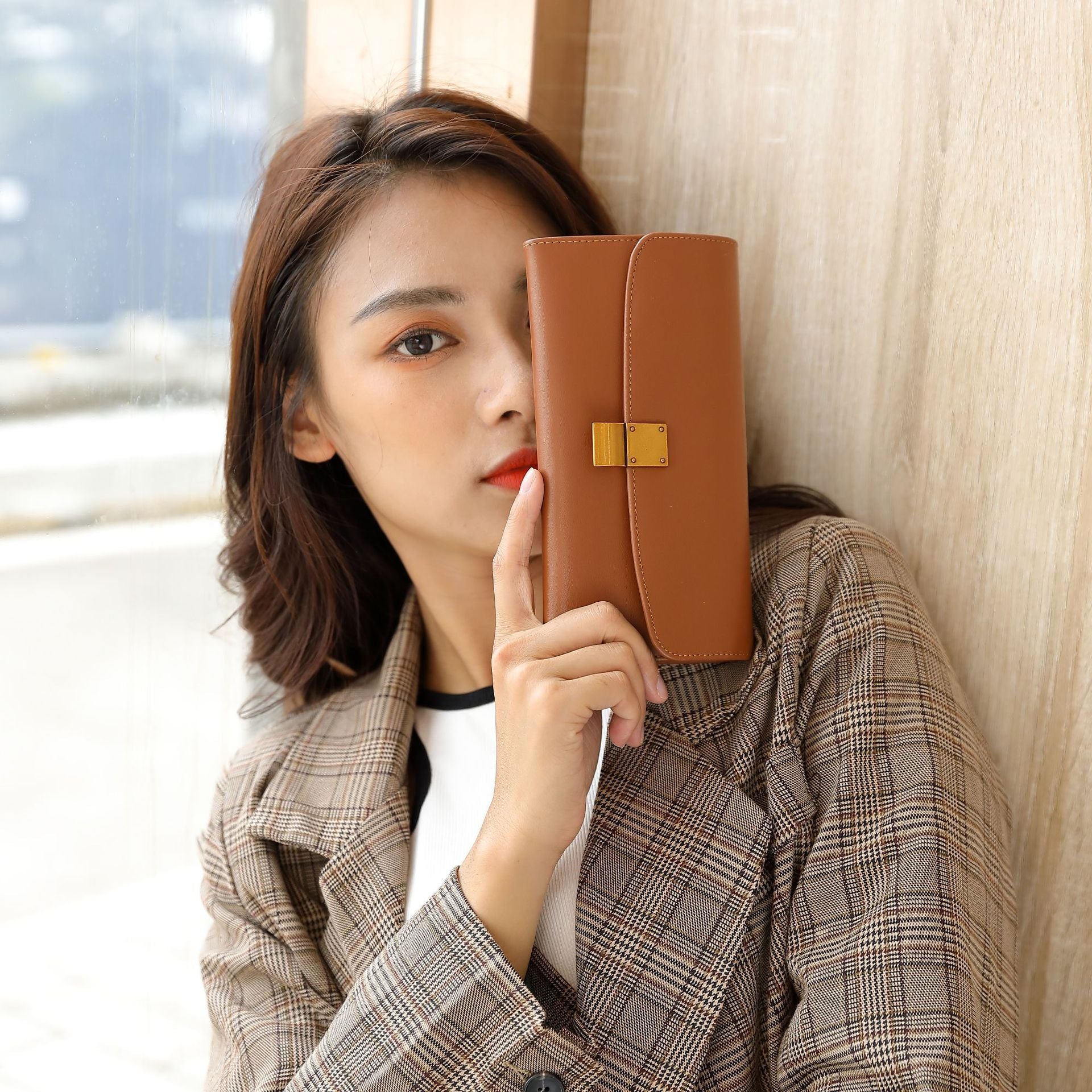 Elegant Cowhide Leather Folding Envelope Wallet with Magnetic Snap Closure