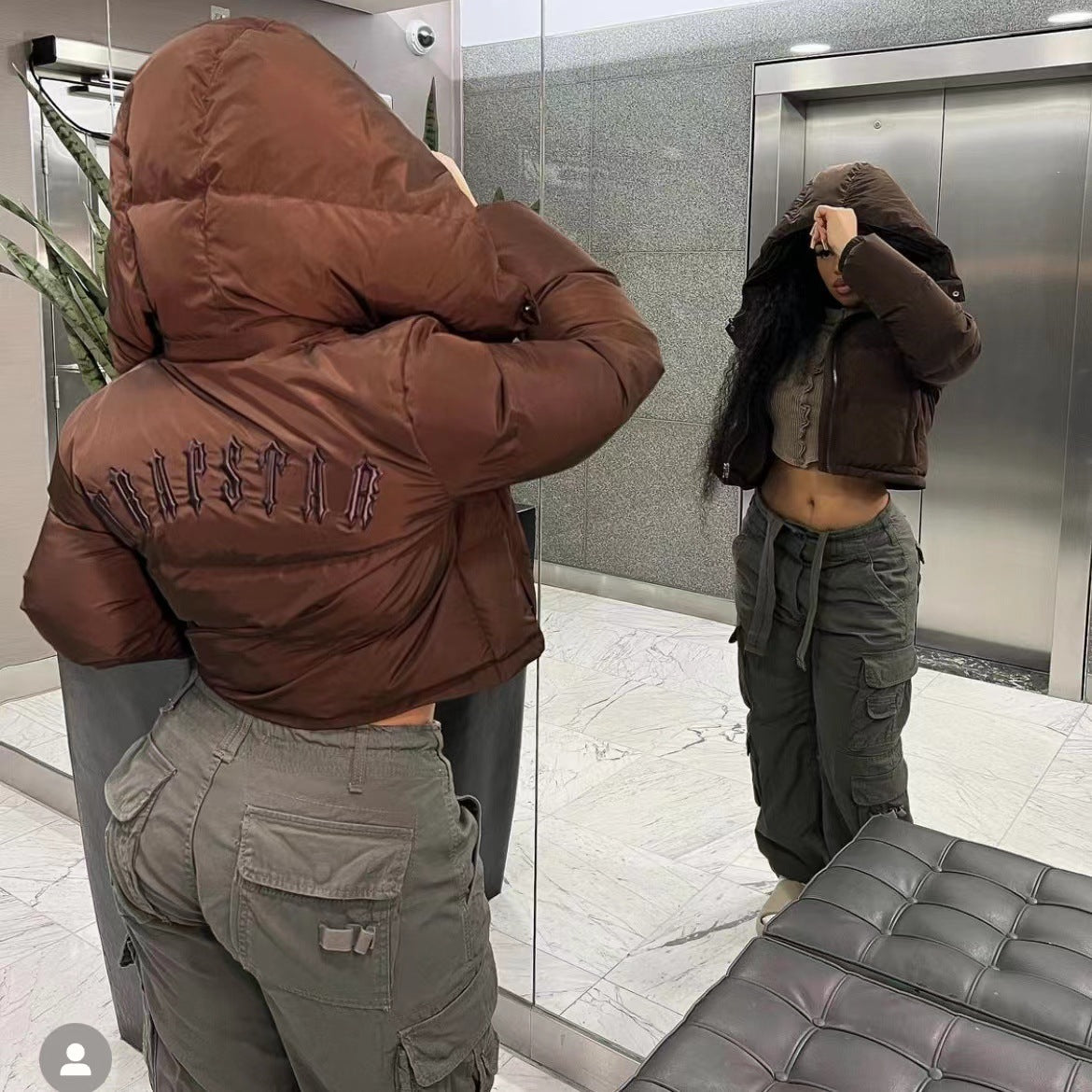 Fashionable Cropped Puffer Jacket with Cozy Hood and Warm Cotton Padding